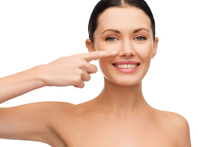 Mujer mostrando su nariz después de rinoplastia