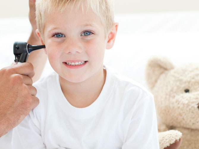 Niño en consulta otorrinopediátrica